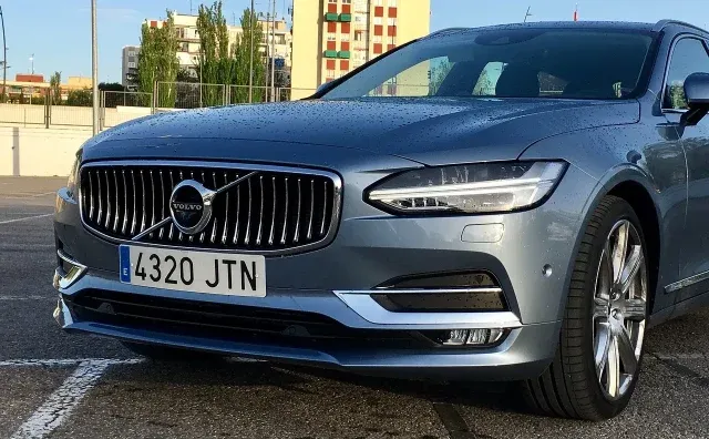 Jakie czynności są wykonywane podczas przeglądu w autoryzowanym serwisie Volvo?