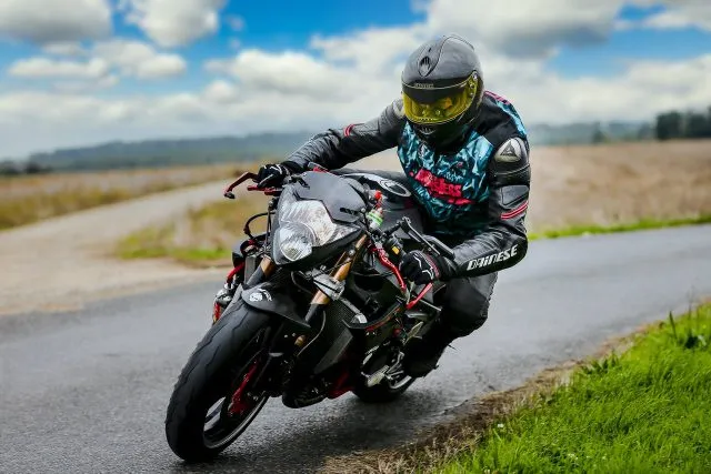 Od czego zależy wytrzymałość odzieży motocyklowej?
